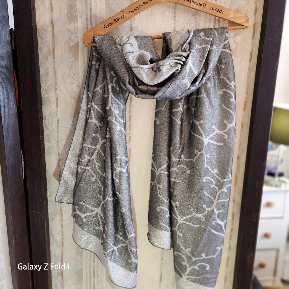Elegant 2 Tone Gray Scarf with Gold Metalic